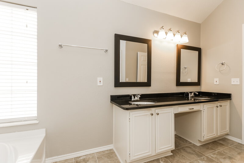2,485/Mo, 420 Wolfe St Cedar Hill, TX 75104 Main Bathroom View