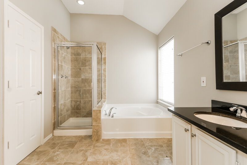 2,485/Mo, 420 Wolfe St Cedar Hill, TX 75104 Main Bathroom View 2