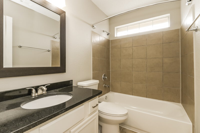 2,485/Mo, 420 Wolfe St Cedar Hill, TX 75104 Bathroom View