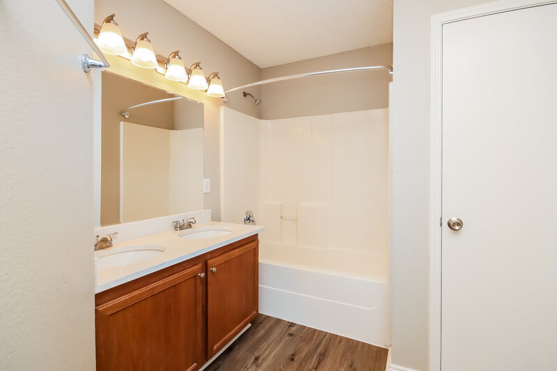 2,565/Mo, 1972 Ramada Trl Justin, TX 76247 Main Bathroom View
