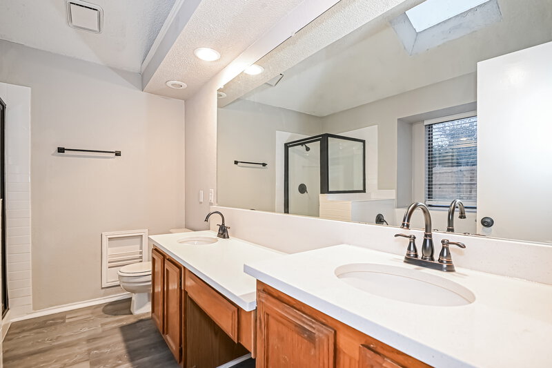 2,030/Mo, 821 Desoto Dr Desoto, TX 75115 Main Bathroom View