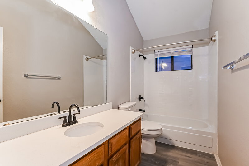 2,030/Mo, 821 Desoto Dr Desoto, TX 75115 Bathroom View