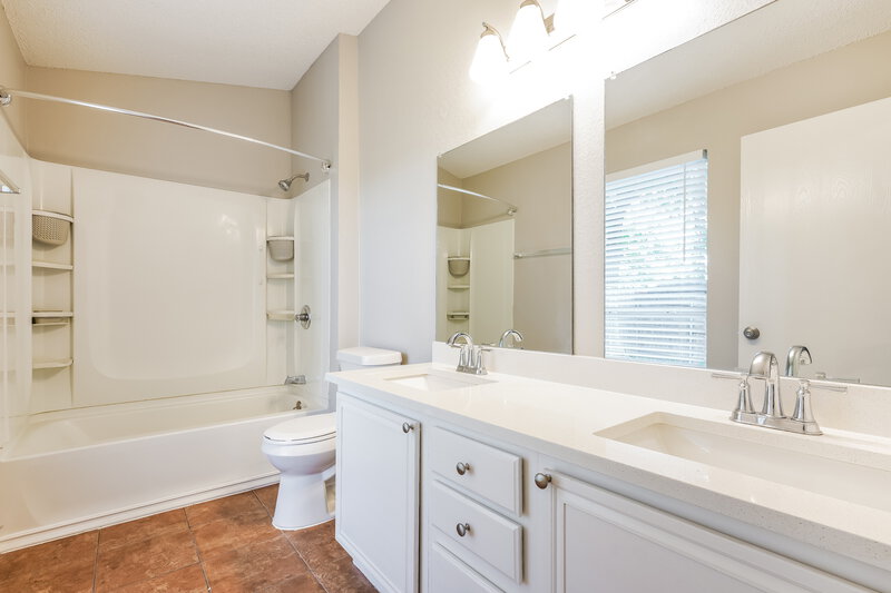 1,960/Mo, 4653 Feathercrest Dr Fort Worth, TX 76137 Main Bathroom View