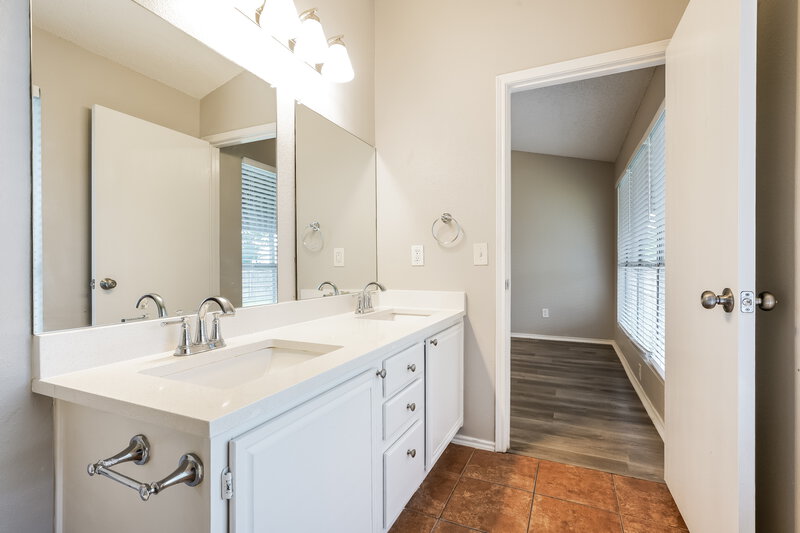 1,960/Mo, 4653 Feathercrest Dr Fort Worth, TX 76137 Main Bathroom View 2