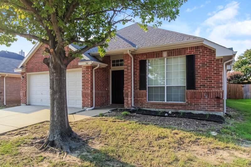 2,335/Mo, 741 Silverbrook Dr Saginaw, TX 76179 Front View