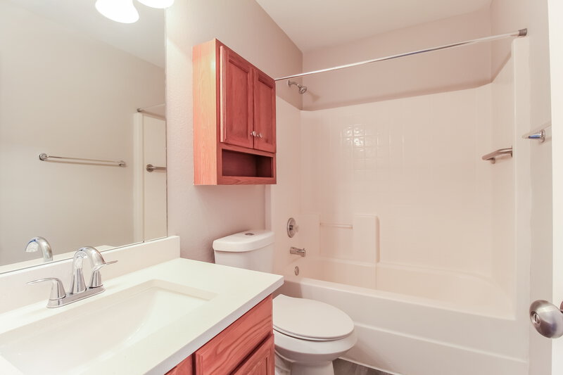 2,335/Mo, 741 Silverbrook Dr Saginaw, TX 76179 Bathroom View
