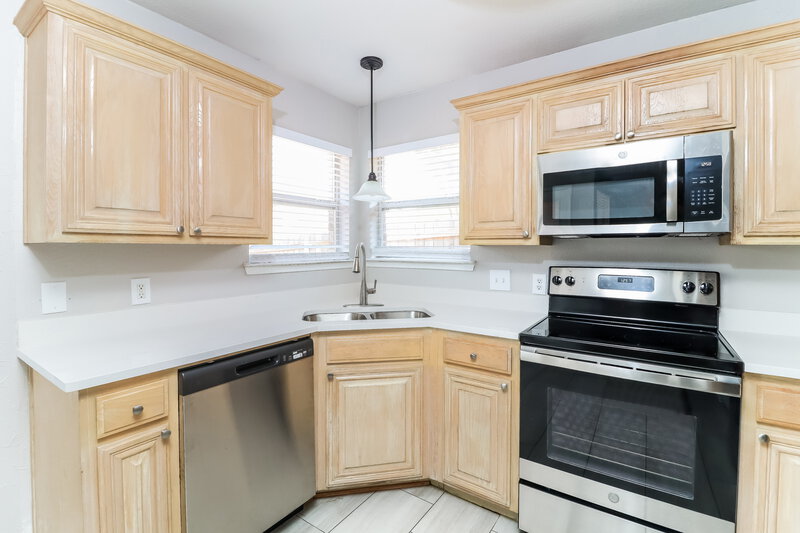 2,070/Mo, 613 Saint Eric Dr Mansfield, TX 76063 Kitchen View 2