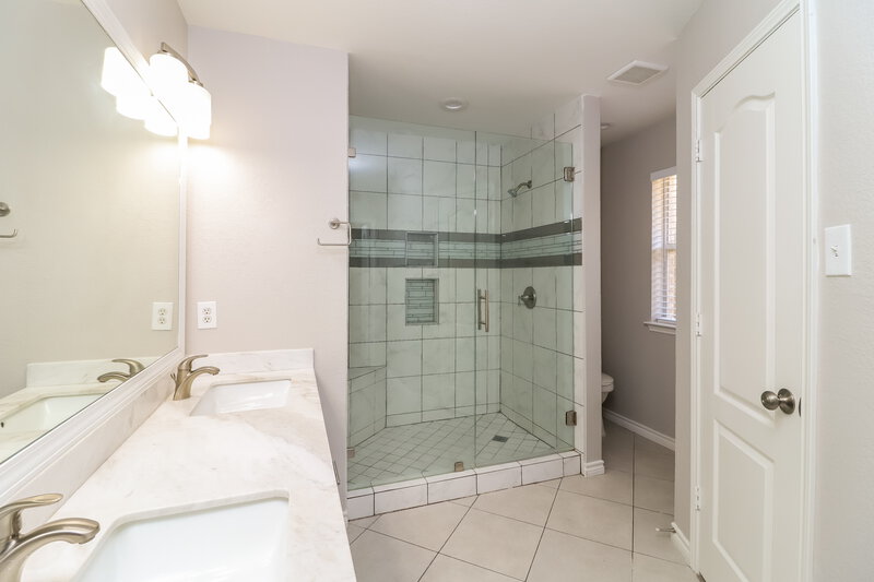 2,070/Mo, 613 Saint Eric Dr Mansfield, TX 76063 Main Bathroom View
