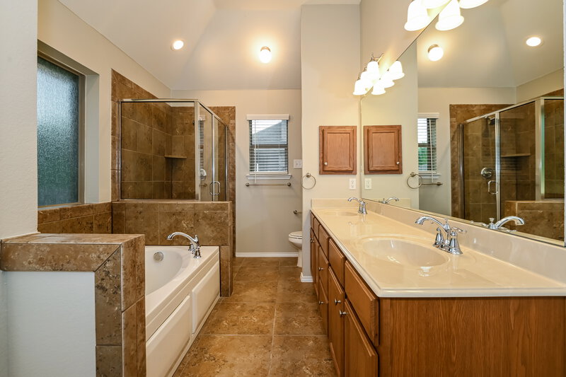 2,055/Mo, 1241 Chase Ln Seagoville, TX 75159 Main Bathroom View