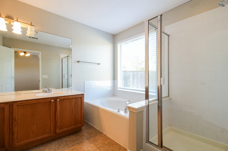 2,405/Mo, 8629 Wagon Trl Cross Roads, TX 76227 Main Bathroom View