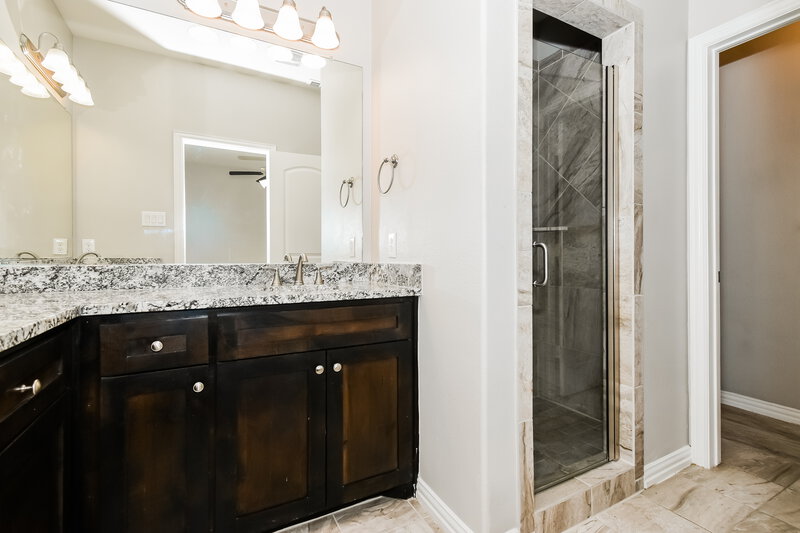 1,950/Mo, 236 Teakwood Dr Princeton, TX 75407 Main Bathroom View