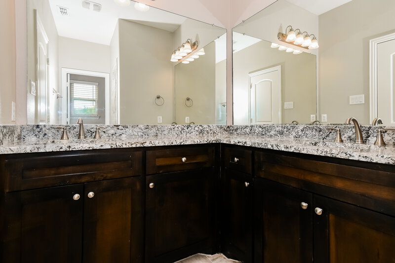 1,950/Mo, 236 Teakwood Dr Princeton, TX 75407 Main Bathroom View 2