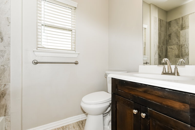 1,950/Mo, 236 Teakwood Dr Princeton, TX 75407 Bathroom View