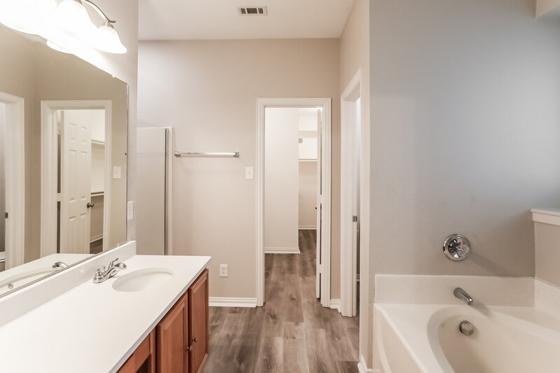 1,900/Mo, 10200 Cedar Lake Dr Providence Village, TX 76227 Main Bathroom View