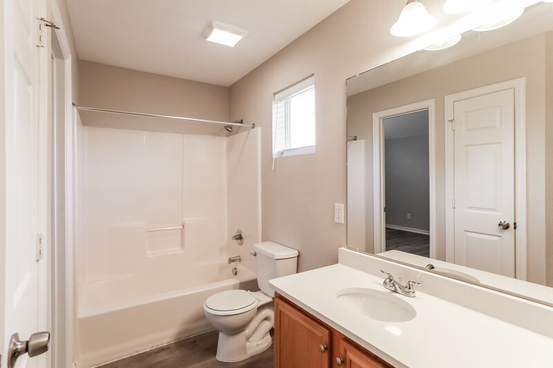 1,900/Mo, 10200 Cedar Lake Dr Providence Village, TX 76227 Bathroom View