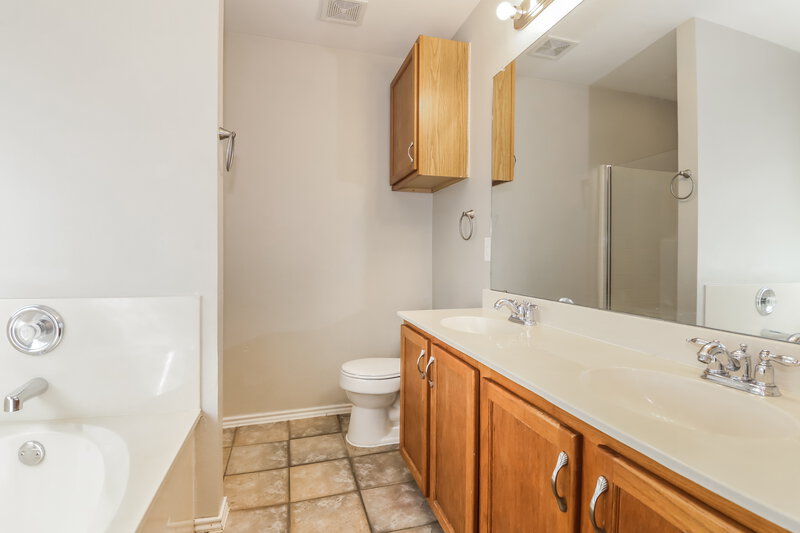 1,990/Mo, 2027 Northridge Dr Forney, TX 75126 Main Bathroom View