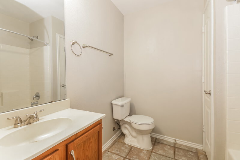 1,990/Mo, 2027 Northridge Dr Forney, TX 75126 Bathroom View