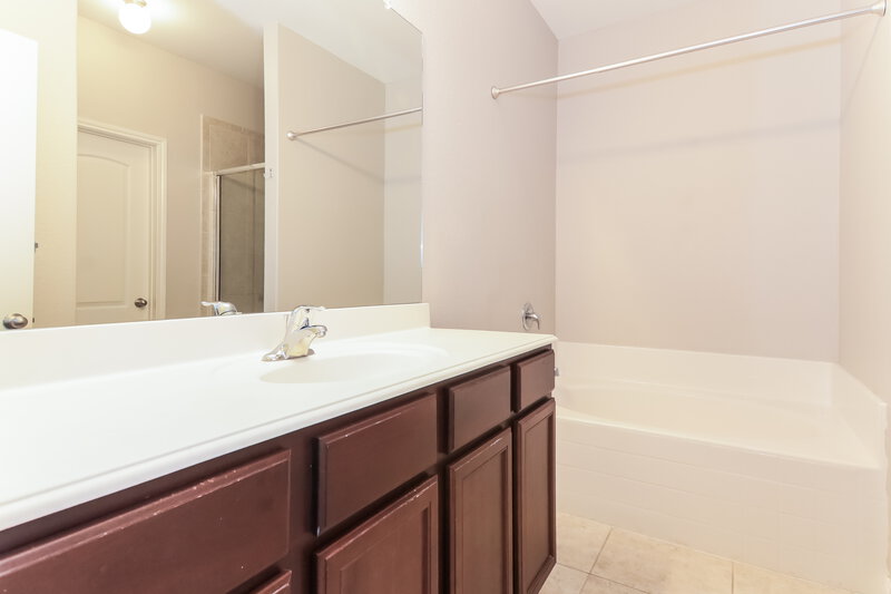 1,705/Mo, 341 Soap Tree Dr Princeton, TX 75407 Main Bathroom View