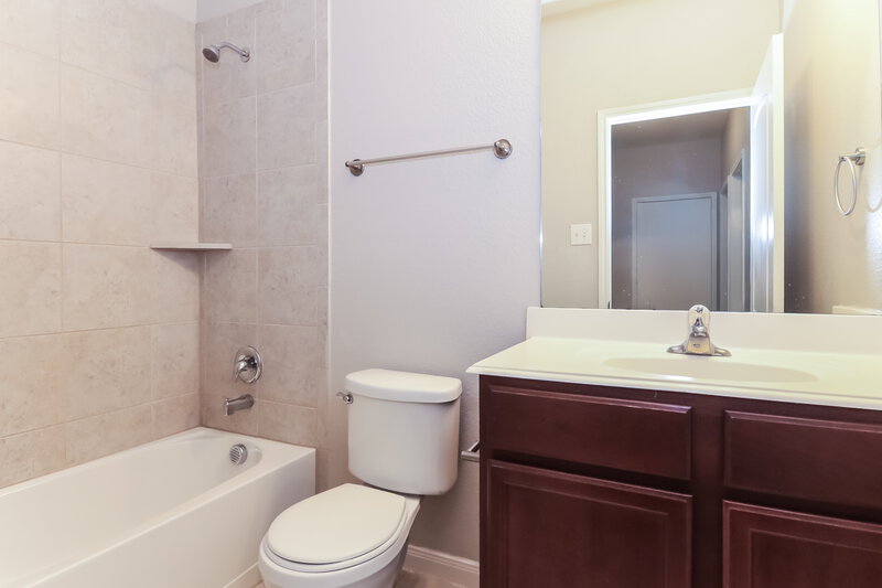 1,705/Mo, 341 Soap Tree Dr Princeton, TX 75407 Bathroom View