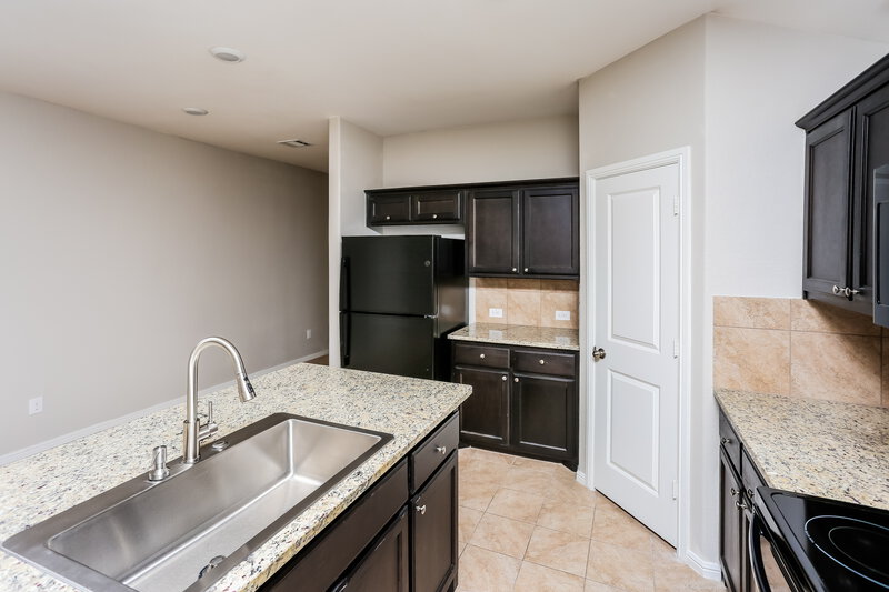 2,265/Mo, 9325 Herringbone Dr Fort Worth, TX 76131 Kitchen View 3