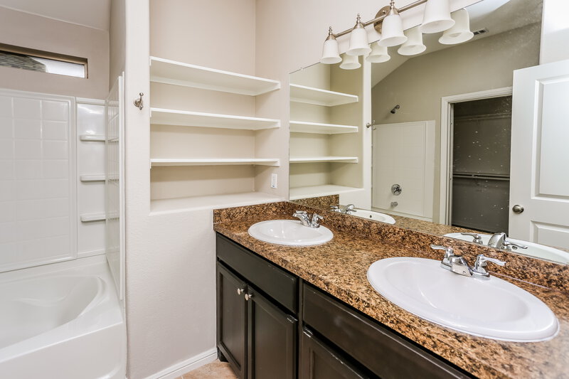 2,265/Mo, 9325 Herringbone Dr Fort Worth, TX 76131 Main Bathroom View