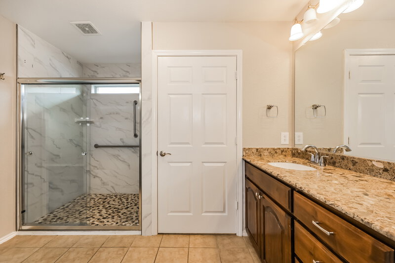 1,970/Mo, 2105 Charmion Ln Fort Worth, TX 76131 Main Bathroom View