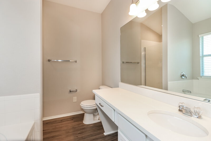 2,465/Mo, 8488 Creekbluff Dr Dallas, TX 75249 Main Bathroom View