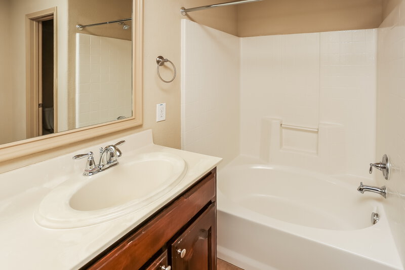 2,105/Mo, 1284 Kielder Cir Fort Worth, TX 76134 Main Bathroom View