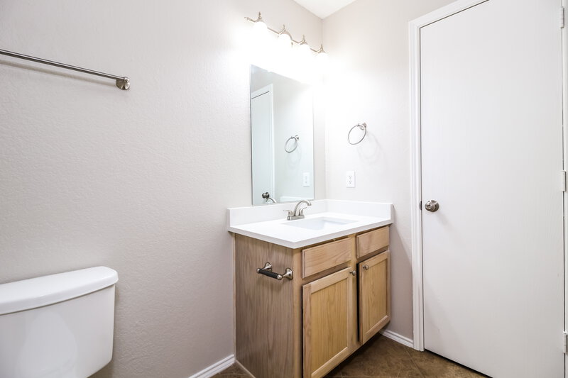 2,240/Mo, 8316 Early Dawn Trl Denton, TX 76210 Main Bathroom View