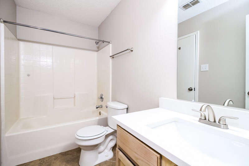 2,240/Mo, 8316 Early Dawn Trl Denton, TX 76210 Main Bathroom View 2
