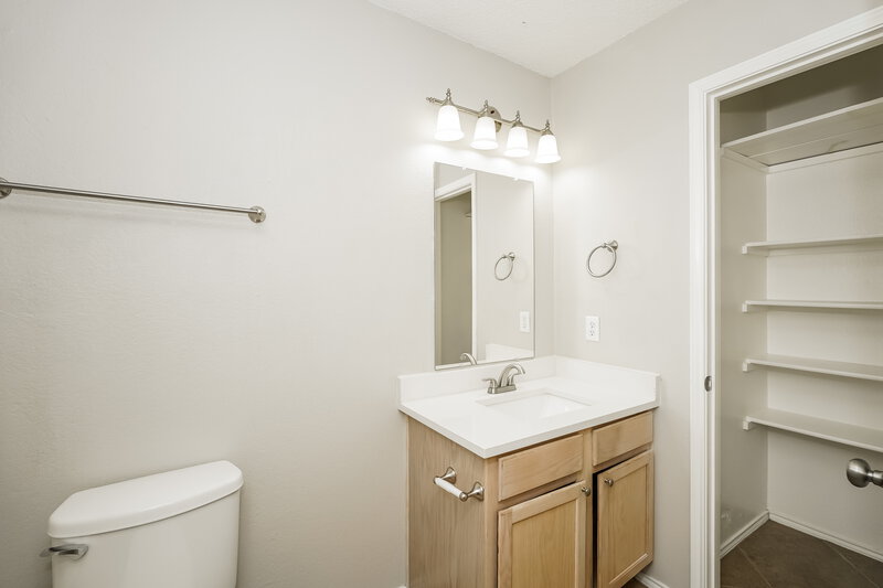 1,940/Mo, 8316 Early Dawn Trl Denton, TX 76210 Main Bathroom View