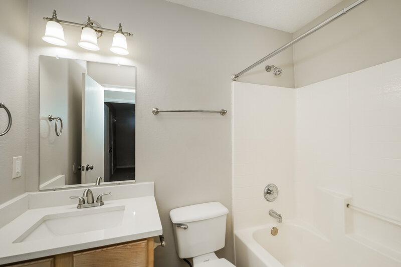 1,940/Mo, 8316 Early Dawn Trl Denton, TX 76210 Bathroom View