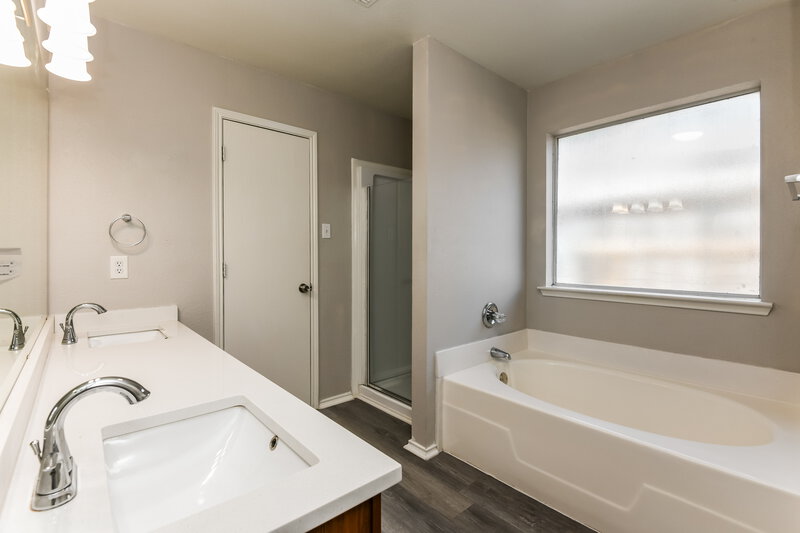 2,055/Mo, 1007 Andrew St Burleson, TX 76028 Main Bathroom View