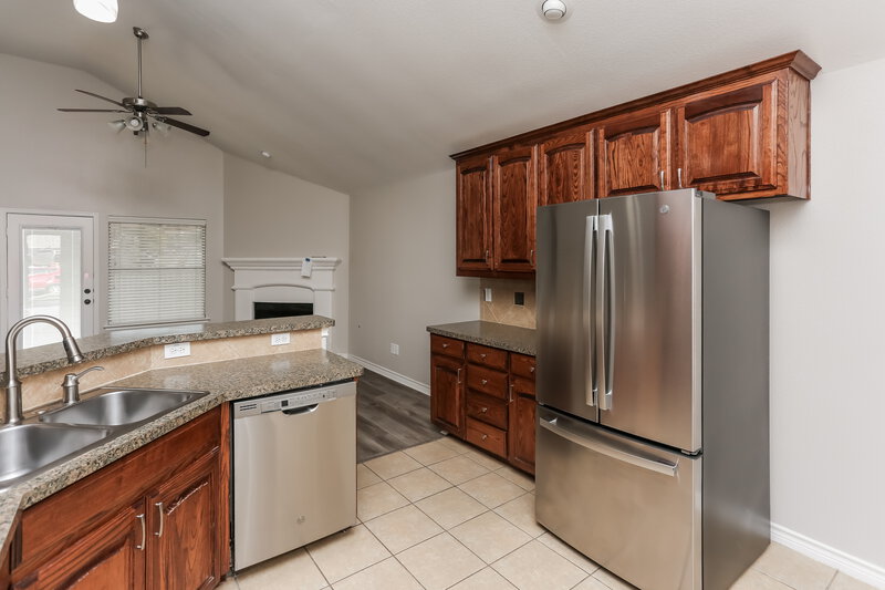 2,245/Mo, 905 Marist Dr Fort Worth, TX 76120 Kitchen View 3