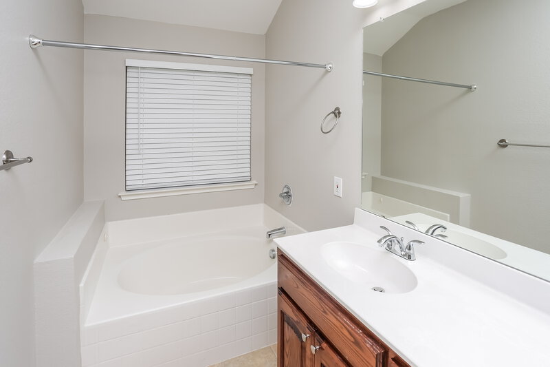 2,245/Mo, 905 Marist Dr Fort Worth, TX 76120 Main Bathroom View