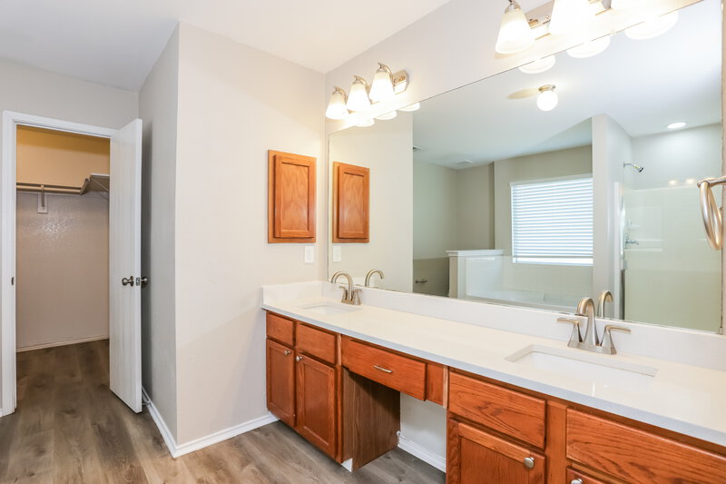 2,095/Mo, 501 Longshore Dr Little Elm, TX 75068 Main Bathroom View
