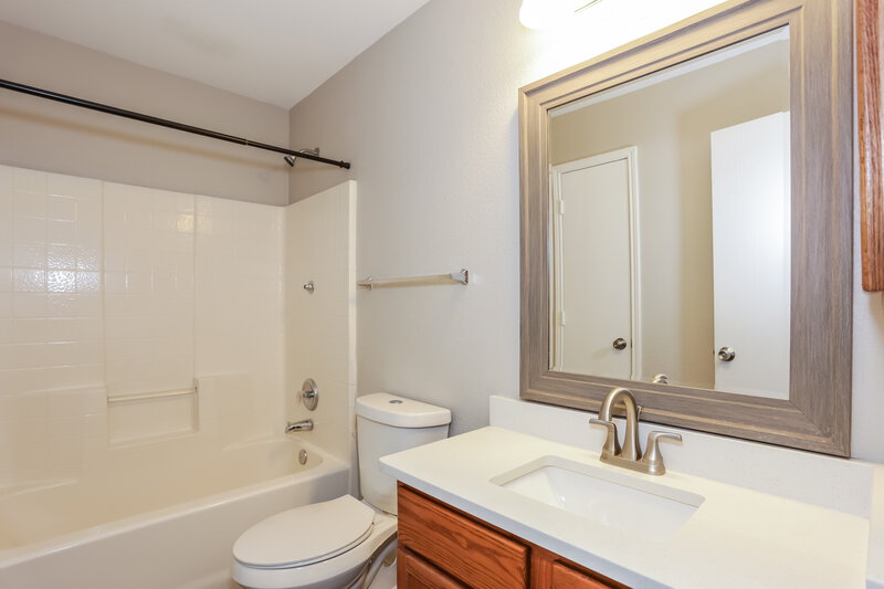 2,095/Mo, 501 Longshore Dr Little Elm, TX 75068 Bathroom View