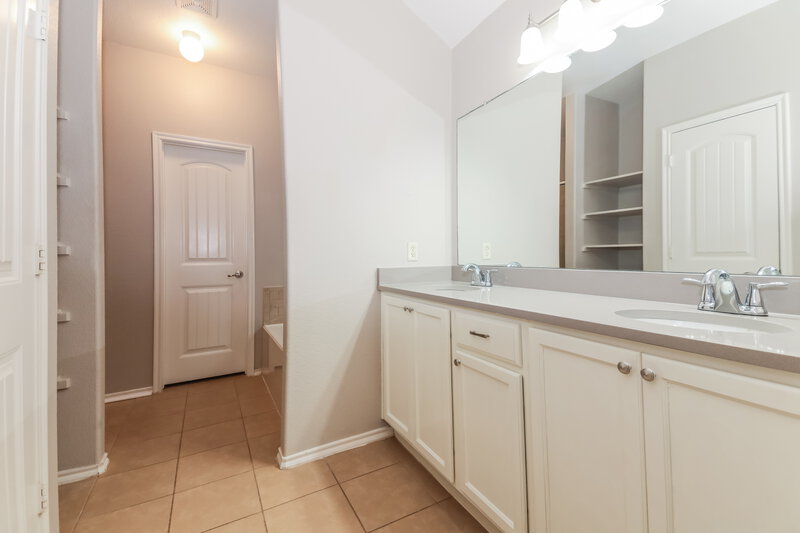 1,760/Mo, 1813 Cedar Wood Trl Anna, TX 75409 Main Bathroom View