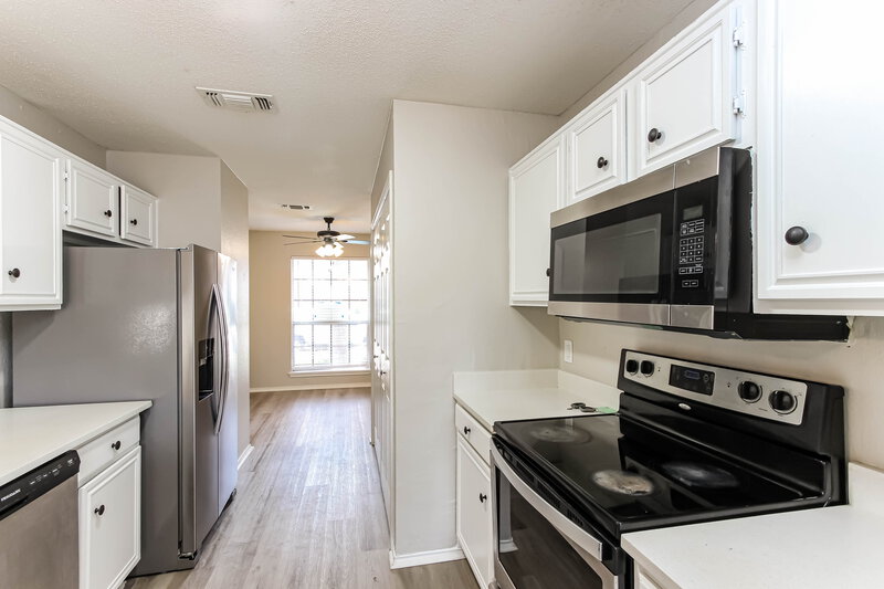 1,750/Mo, 2009 Creek Royal Dr Mesquite, TX 75181 Kitchen View 2