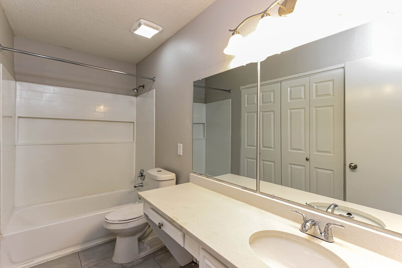 1,750/Mo, 2009 Creek Royal Dr Mesquite, TX 75181 Main Bathroom View