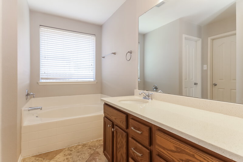 1,880/Mo, 1820 Marlin Dr Aubrey, TX 76227 Main Bathroom View