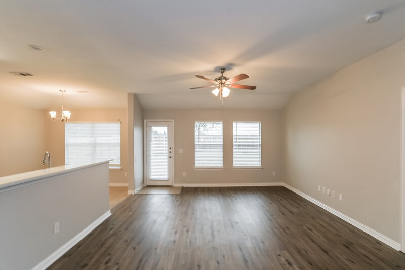 1,900/Mo, 713 Cedar Cove Dr Princeton, TX 75407 Living Room View 2