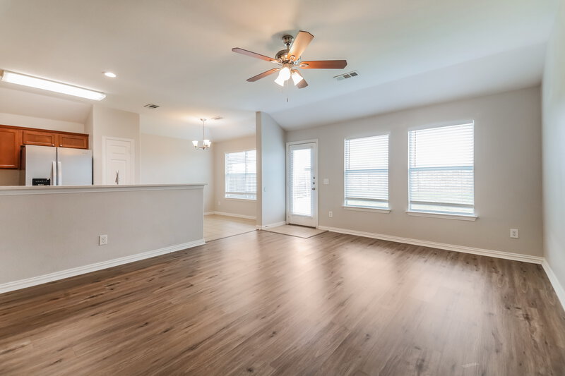 1,800/Mo, 713 Cedar Cove Dr Princeton, TX 75407 Living Room View