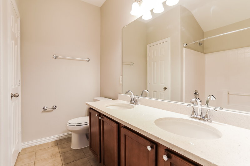 1,900/Mo, 713 Cedar Cove Dr Princeton, TX 75407 Main Bathroom View