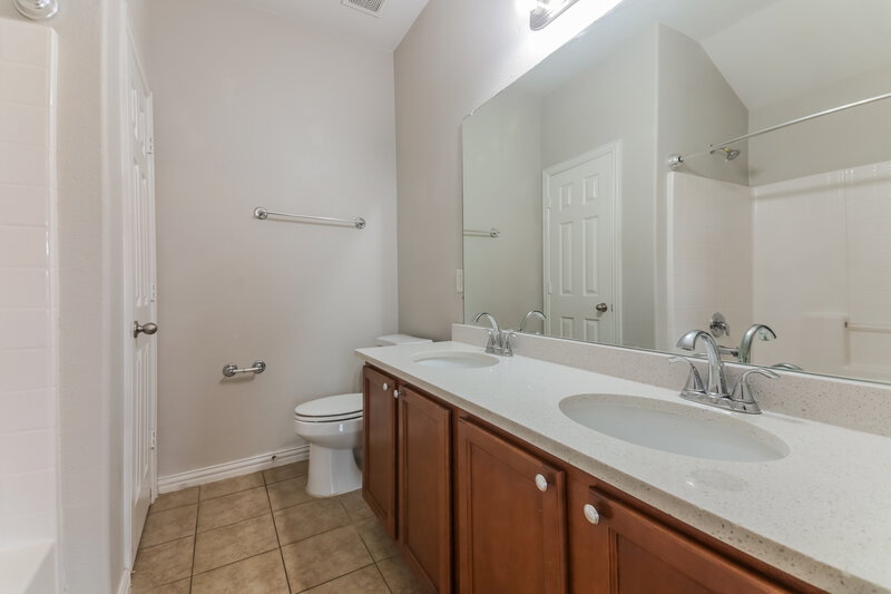 1,800/Mo, 713 Cedar Cove Dr Princeton, TX 75407 Main Bathroom View