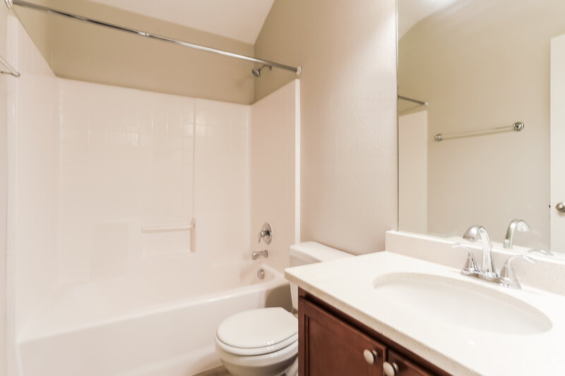 1,900/Mo, 713 Cedar Cove Dr Princeton, TX 75407 Bathroom View