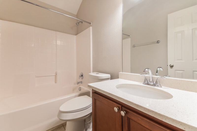 1,800/Mo, 713 Cedar Cove Dr Princeton, TX 75407 Bathroom View