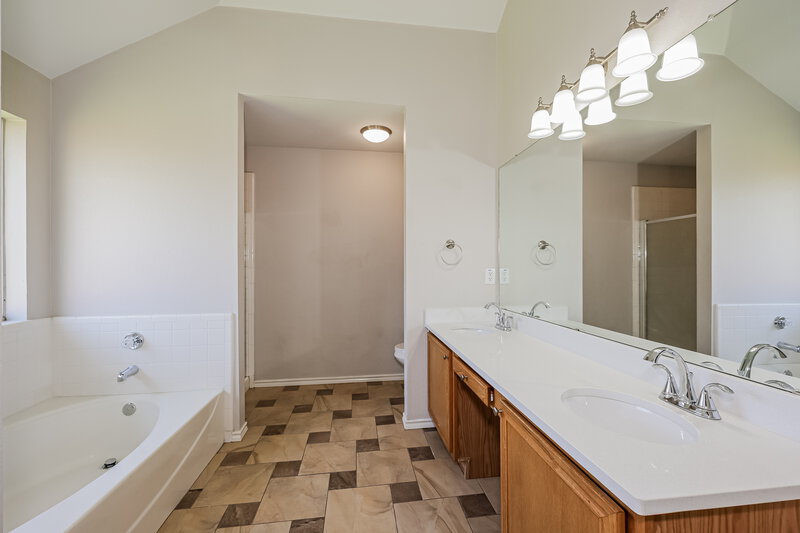 2,140/Mo, 1308 Doris Dr Mesquite, TX 75149 Main Bathroom View