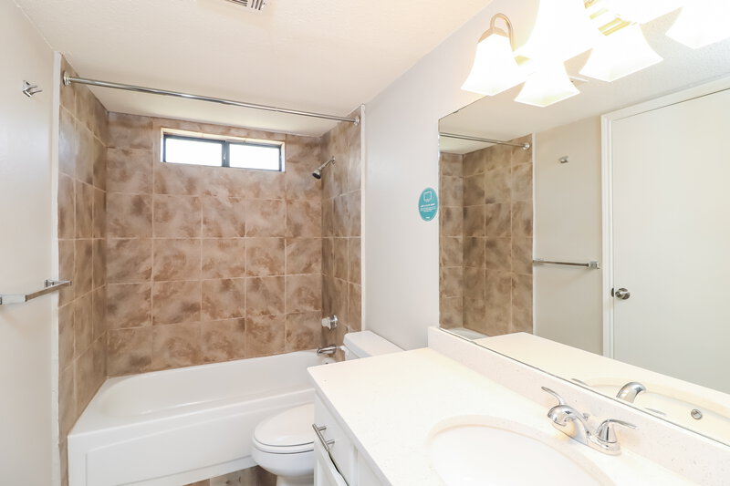 2,170/Mo, 10032 Pack Saddle Trl Fort Worth, TX 76108 Main Bathroom View