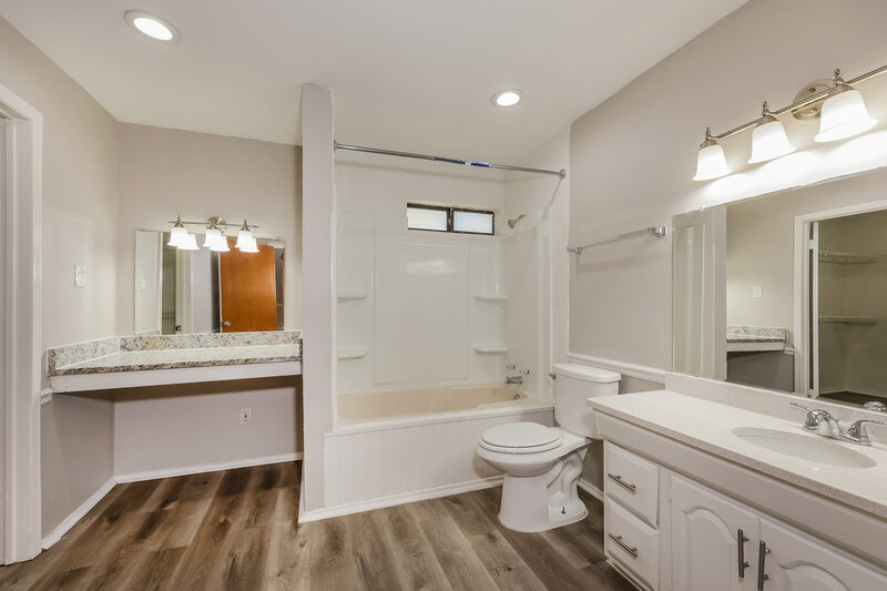 1,915/Mo, 10032 Pack Saddle Trl Fort Worth, TX 76108 Main Bathroom View